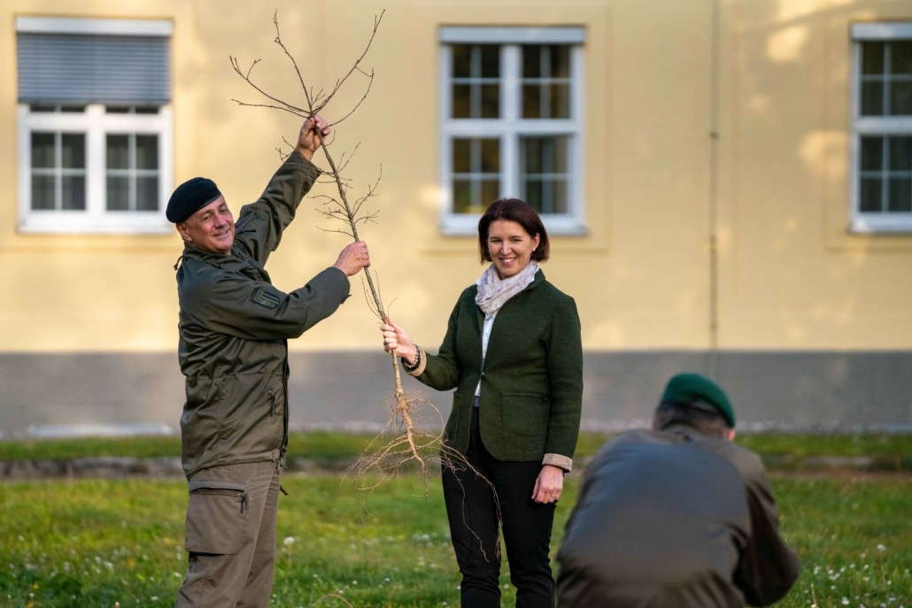 Setzen von Bäumen in der Kaserne Hörsching