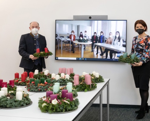 Adventkranzübergabe der OÖ Fachschulen an das Land OÖ