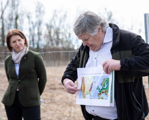 LRin Langer-Weninger und DI Christoph Jasser bei der Vorstellung des Waldlabors.