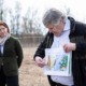 LRin Langer-Weninger und DI Christoph Jasser bei der Vorstellung des Waldlabors.