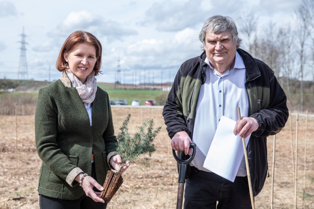 LRin Langer-Weninger und DI Christoph Jasser beim Waldlabor in Kronstorf.