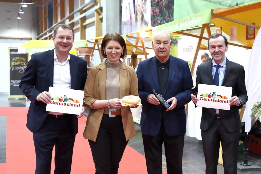 LRin Michaela Langer-Weniger bei der Präsentation der kulinarischen Genüsse anlässlich der Messe „Guten Appetit“ gemeinsam mit Bürgermeister Bernhard Zwielehner, Messe-Ehrenpräsident Franz Dim und Messepräsident Alfred Frauscher.