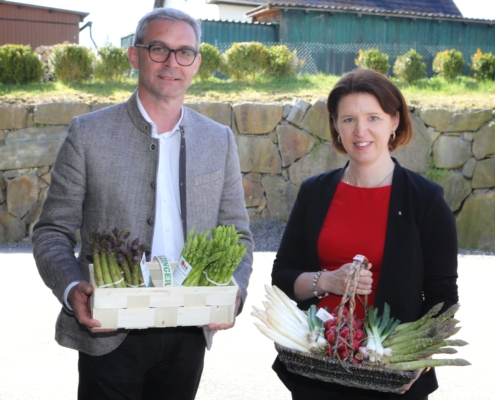 LK Präsident Franz Waldenberger und LRin Michaela Langer-Weninger bei der Spargelkonferenz