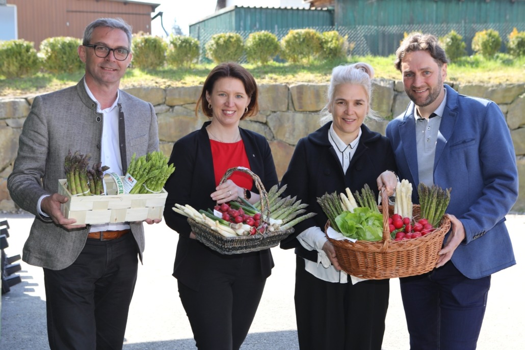 LK Präsident Franz Waldenberger, LRin Michaela Langer-Weninger und Familie Aichinger bei der Spargelkonferenz