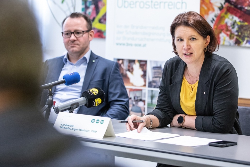 BVS Vorstand DI Dr. Günther Schwabegger und Feuerwehr-Landesrätin Michaela Langer-Weninger bei der PK zu Rauchmelder