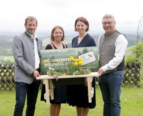 Landesgärtnermeister Hannes Hofmüller, Bürgermeisterin MMag. Barbara Schwarz, Landesrätin der OÖ. Regionen Michaela Langer-Weninger und Geschäftsführer der Gartenzeit Wolfsegg Manfred Ettinger läuten die Gartenzeit in Wolfsegg "Hang zur Vielfalt" ein.