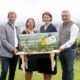 Landesgärtnermeister Hannes Hofmüller, Bürgermeisterin MMag. Barbara Schwarz, Landesrätin der OÖ. Regionen Michaela Langer-Weninger und Geschäftsführer der Gartenzeit Wolfsegg Manfred Ettinger läuten die Gartenzeit in Wolfsegg "Hang zur Vielfalt" ein.