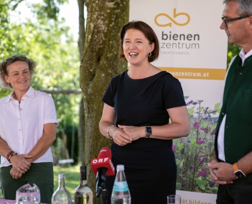 Ingrid Schmaranzer (Österreichischer Erwerbsimkerbund), Agrar-Landesrätin Michaela Langer-Weninger und OÖ LK-Präsident Franz Waldenberger.