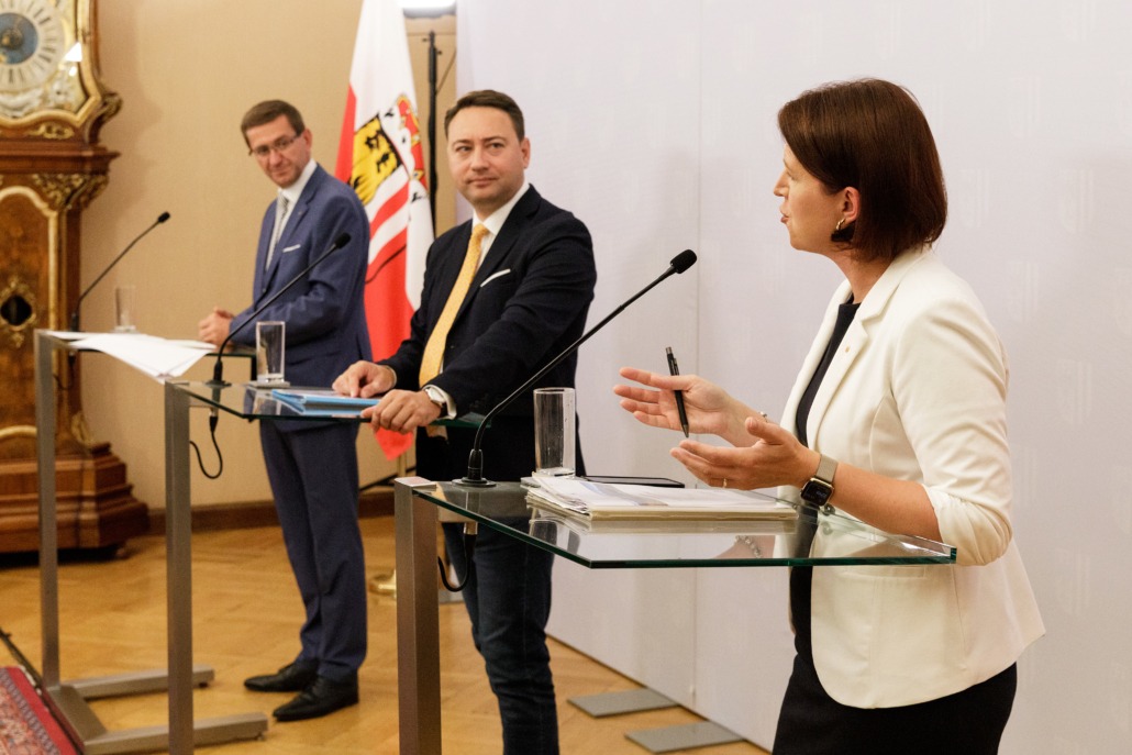 LRin Langer-Weninger, LH-Stv. Haimbuchner und LR Achleitner bei der Präsentation der neuen OÖ. PV-Strategie