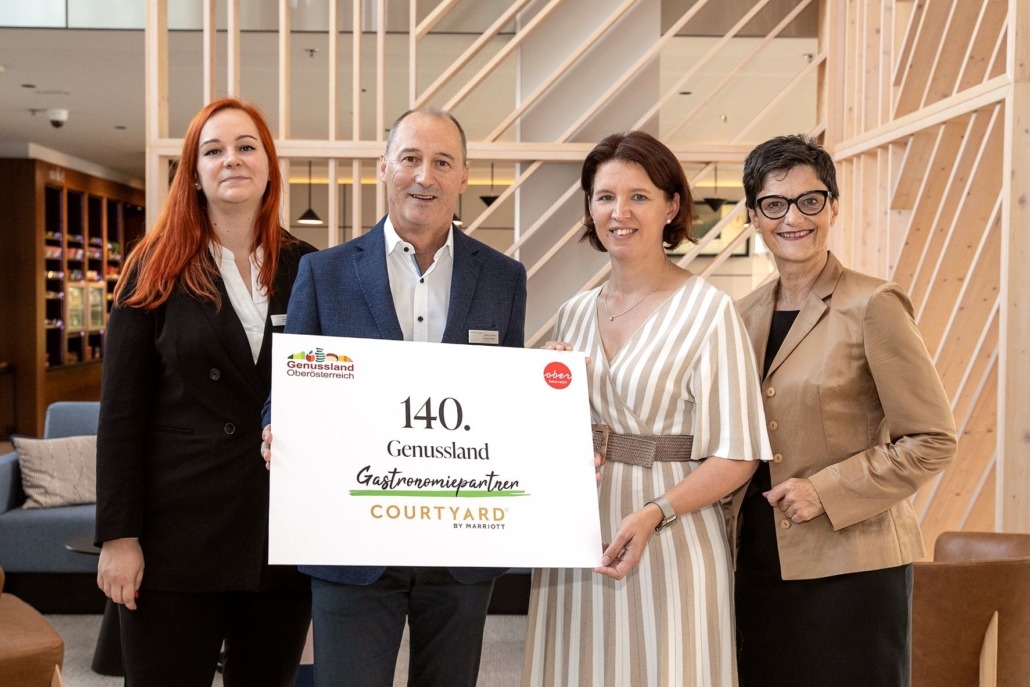 LRin Langer-Weninger und Genussland OÖ empfangen das Courtyard by Marriott als 140. Gastro-Partner