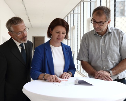 Thomas Raferzeder (Land OÖ), Agrar-Landesrätin Michaela Langer-Weninger und Georg Angerer (Land OÖ) prüfen die OÖ-Ergebnisse der Agrarstrukturerhebung 2020.