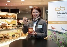 Agrar-Landesrätin und Bienenzentrum-Schirmherrin Michaela Langer-Weniger setzt beim Honig auf Regionalität.