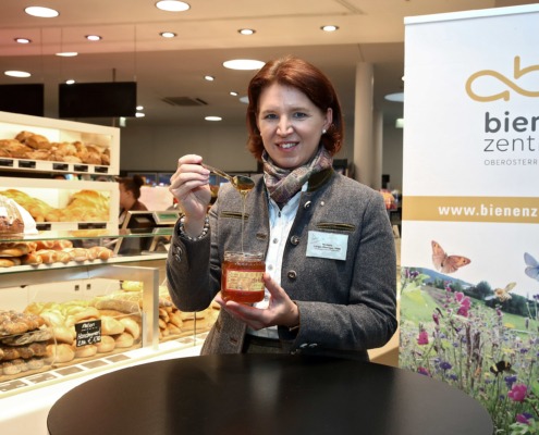 Agrar-Landesrätin und Bienenzentrum-Schirmherrin Michaela Langer-Weniger setzt beim Honig auf Regionalität.