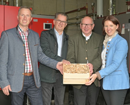 Heizwerkobmann Manfred Greiner, Geschäftsführer Biomasseverband OÖ Alois Voraberger, Waldinger Bürgermeister Johann Plakolm und Landesrätin Michaela Langer-Weninger.