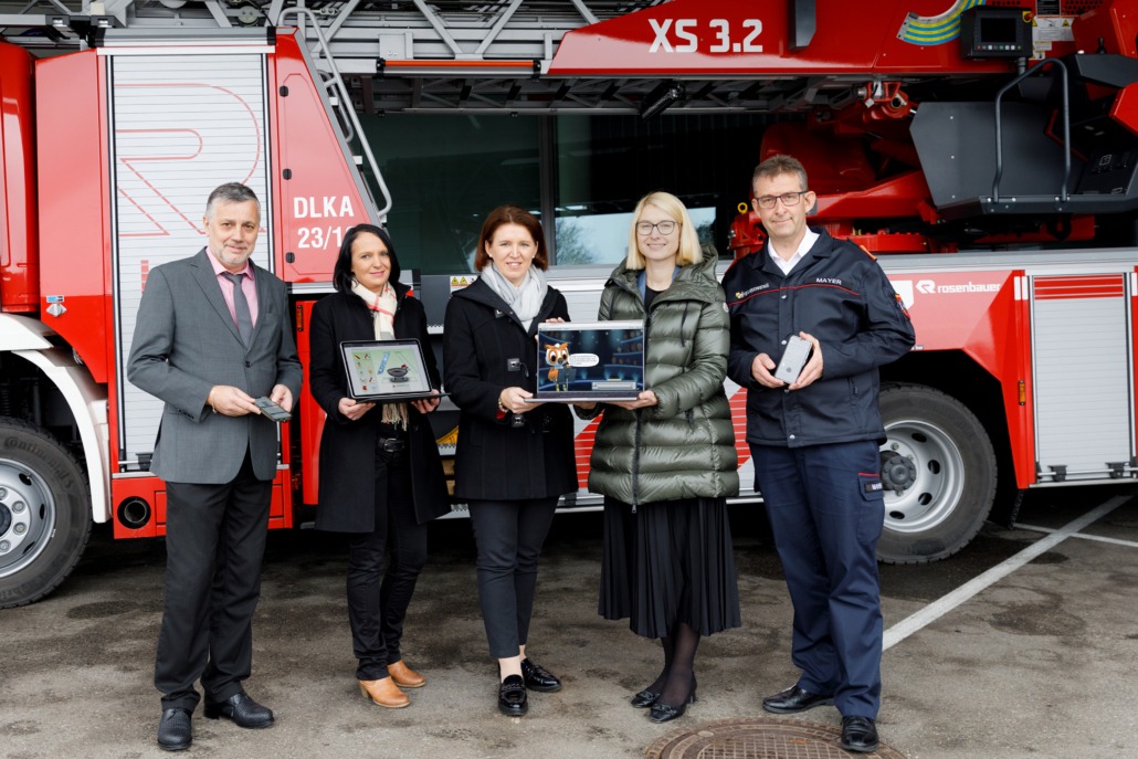 Bildungsdirektor Alfred Klampfer, VS-Direktorin (Holzhausen) Barbara Gruber, Feuerwehr-Landesrätin Michaela Langer-Weninger, LH-Stv. Christine Haberlander und Feuerwehr-Präsident Robert Mayer