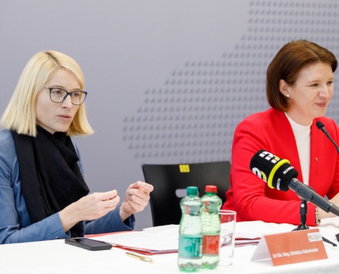 LH-Stv. Christine Haberlander und Feuerwehr-LRin Michaela Langer-Weninger bei der Präsentation der Digitalisierungsoffensive „Gemeinsam.sicher.Feuerwehr“