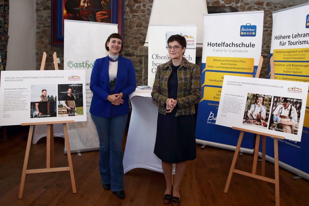 Birgit Stockinger (Leiterin Stabsstelle Genussland OÖ) und Margit Steinmetz-Tomala (GF Genussland OÖ Gastro) präsentieren die neue Genussland Kampagne