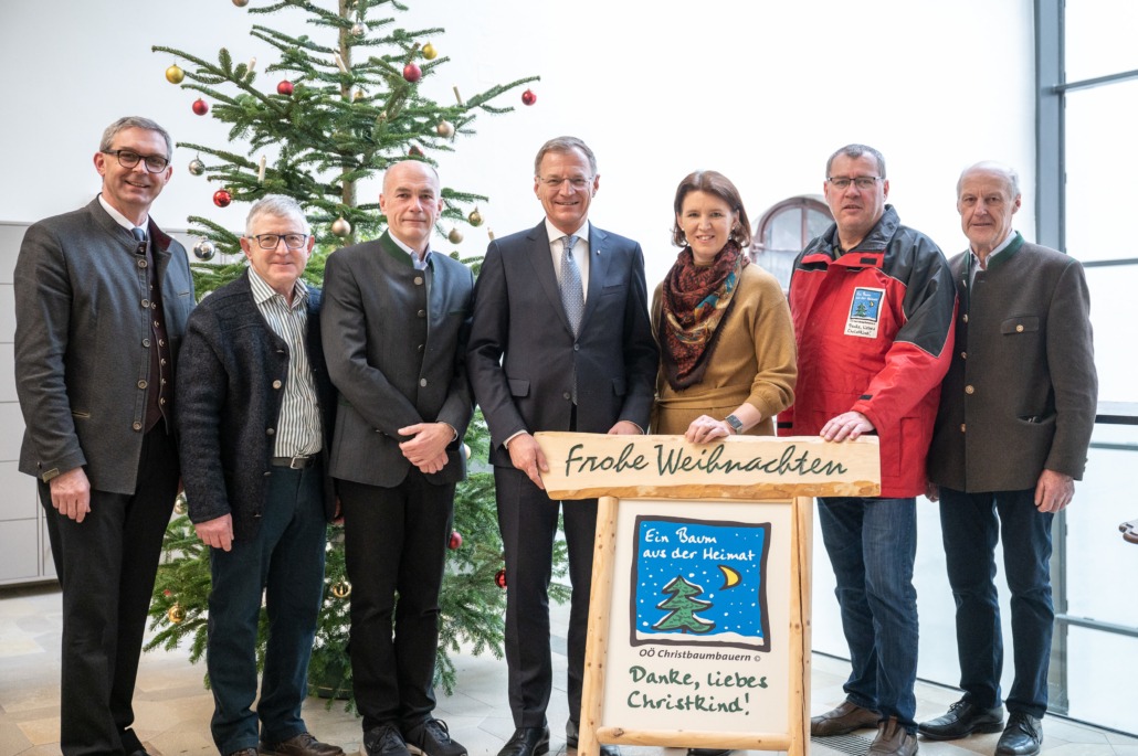 LH Stelzer und LRin Langer-Weninger dürfen einen heimischen Christbaum entgegennehmen