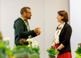v.l.: Biogärtner Karl Ploberger und Agrar-Landesrätin Michaela Langer-Weninger im Gespräch über „Pflanzen, Ernten & Genießen“.