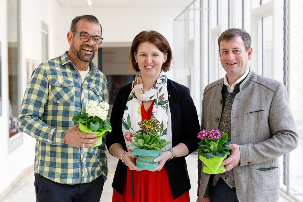 v.l.: Biogärtner Karl Ploberger, Agrar-Landesrätin Michaela Langer-Weninger und Landesgärtnermeister Hannes Hofmüller freuen sich auf den Start der Gartenlandtour 2023.