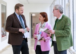 v.l.n.r.: Gottfried Diwolf (Wolfsbeauftragter des Landes OÖ), Agrar-Landesrätin Michaela Langer-Weninger und Robert Türkis (Leiter der Abteilung ländliche Neuordnung)