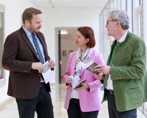 v.l.n.r.: Gottfried Diwolf (Wolfsbeauftragter des Landes OÖ), Agrar-Landesrätin Michaela Langer-Weninger und Robert Türkis (Leiter der Abteilung ländliche Neuordnung)