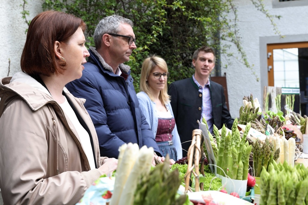 LRin Michaela Langer-Weninger freut sich auf den Spargel-Saisonauftakt