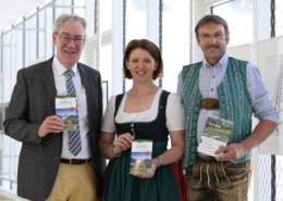 Der ALManach OÖ, das Nachschlagwerk der oberösterreichischen Almen, ist nun auch online zu finden (v.l.n.r.: DI Robert Türkis, Abteilungsleiter LNO, Agrarlandesrätin Michaela Langer-Weninger, Bgm. Johann Feßl, Obmann OÖ Almverein).