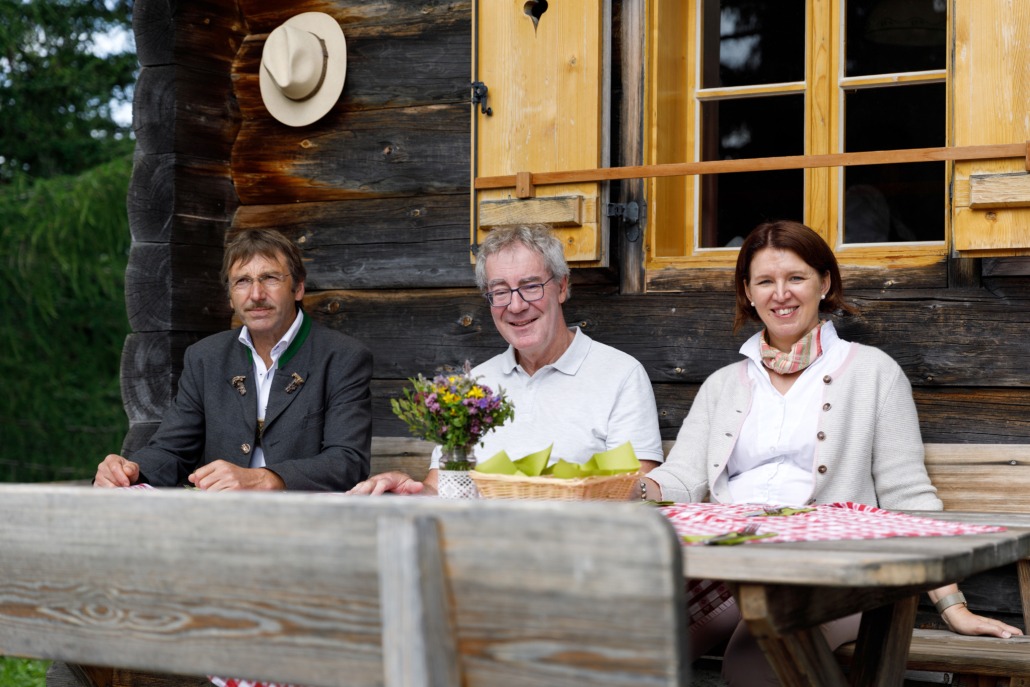 V.l. Almobmann Johann Feßl, LNO-Abteilungsleiter Robert Türkis und Agrar-Landesrätin Michaela Langer-Weninger.