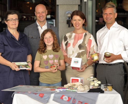 Seminarbäuerin Monika Stelinger, Familienbund OÖ-Obmann Vizebürgermeister Martin Hajart, Agrar-Landesrätin Michaela Langer-Weninger, Jugend-Landesrat Wolfgang Hattmannsdorfer präsentieren eine Station der Natur:Werkstatt 2023.