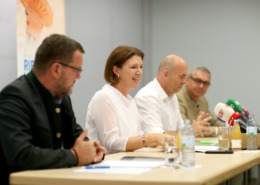 Agrar-Landesrätin Michaela Langer-Weninger betont: Die Rieder Messe ist eine unverzichtbare Plattform für den Austausch und Fortschritt in der Landwirtschaft.