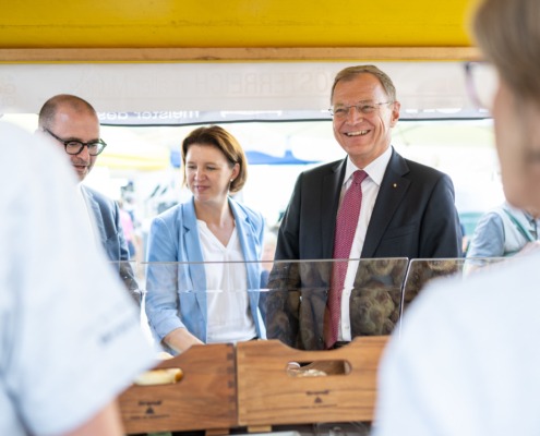 Landesrätin und Genussland OÖ Obfrau Michaela Langer-Weninger und Landeshauptmann Thomas Stelzer