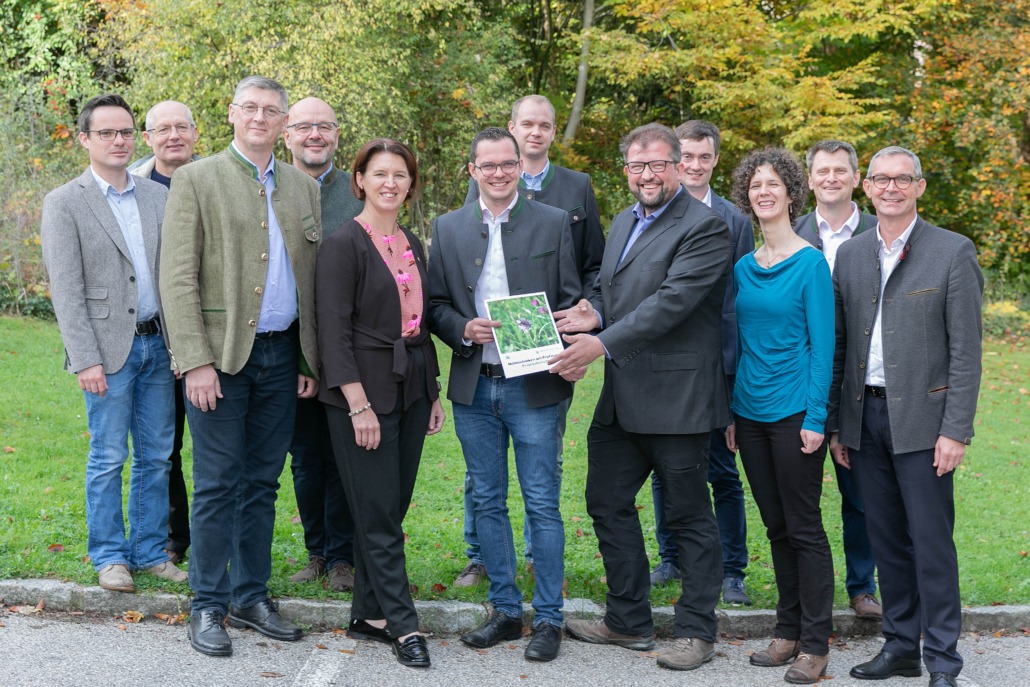 : Ein Projekt, viele Partner: Biodiversität ist nicht nur ein Anliegen von Agrar-Landesrätin Michaela Langer-Weninger (5.v.l.)
