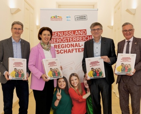 v.l.n.r.: Direktor der Kaufmännische Berufsschule 3 in Wels Karl Kammerer, Agrar-Landesrätin Michaela Langer-Weninger, Vertriebsdirektor Billa OÖ Thomas Steingruber und Genussland Marketing OÖ-Geschäftsführer Josef Lehner