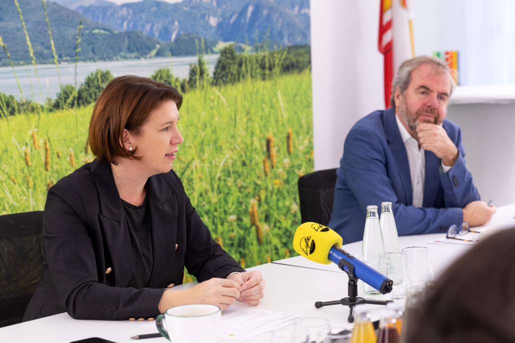 Agrar-Landesrätin Michaela Langer-Weninger, PMM und HR DI Wolfgang Löberbauer präsentieren das Oö. Agrarbudget 2024.