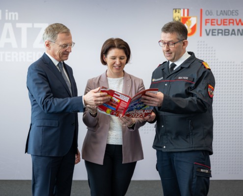 LH Thomas Stelzer, Feuerwehr-LRin Michaela Langer-Weninger und FW-Präsident Robert Mayer blicken auf eine beeindruckende Jahresbilanz 2023