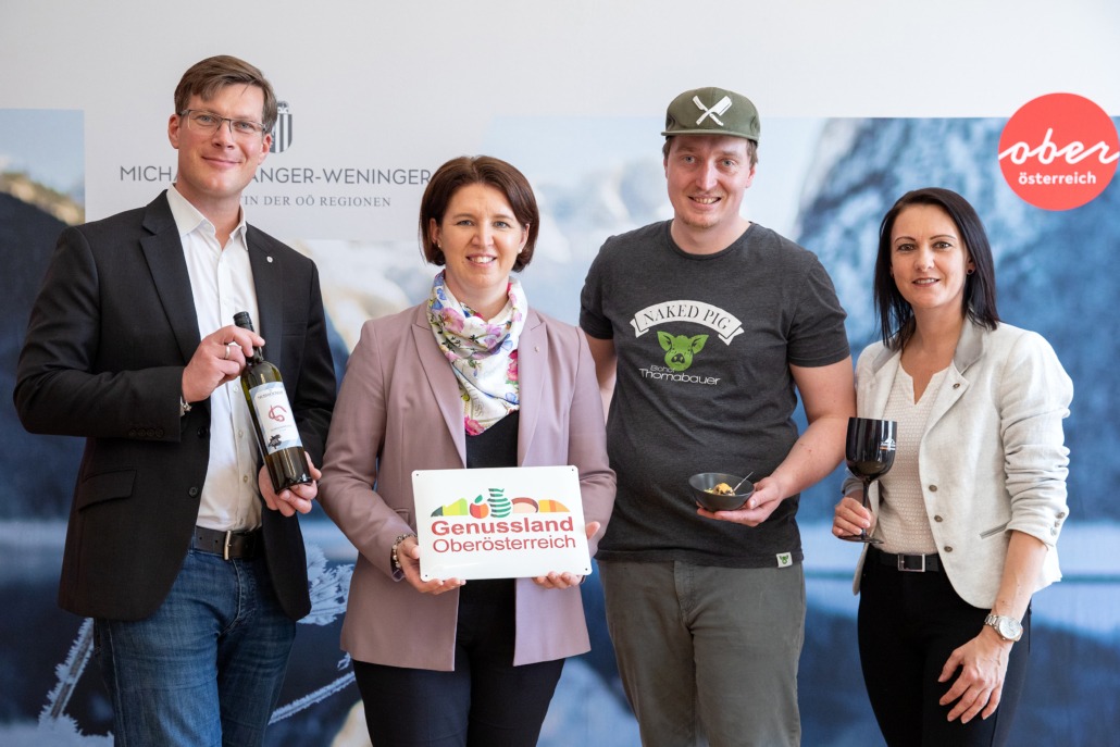 v.l.: Winzer Karl Velechovsky, LRin Michaela Langer-Weninger, Simon Humer vom Biohof Thomabauer und GFin Tourismusverband Pyhrn-Priel Corinna Polz. Foto: Land OÖ/Margot Haag, Verwendung mit Quellenangabe