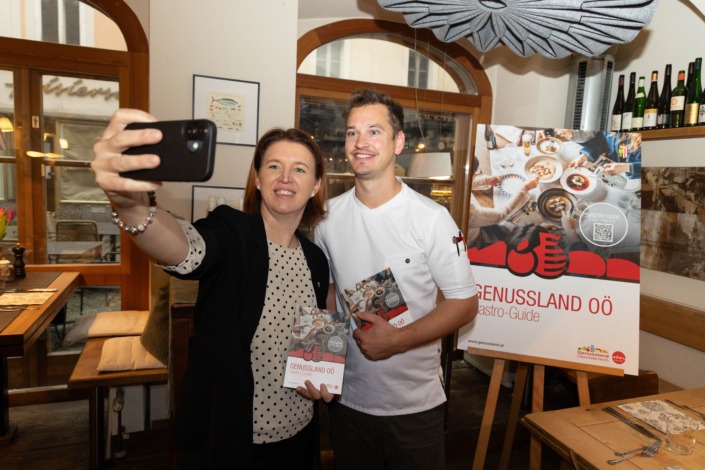 LRin Michaela Langer-Weninger und Gastronom Thomas Huber sind sich einig: Regionalität ist kein Trend, sondern eine Haltung.