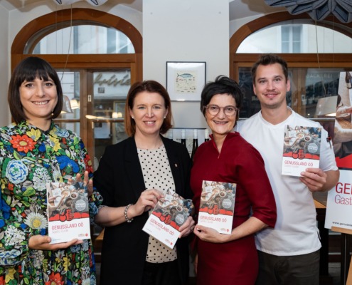 Genussland Stabstellenleiterin Birgit Stockinger, Agrar- und Genuss-Landesrätin Michaela Langer-Weninger, Genussland Marketing Gastro & Kulinarik GF Margit Steinmetz-Tomala und Inhaber der Huberei Thomas Huber