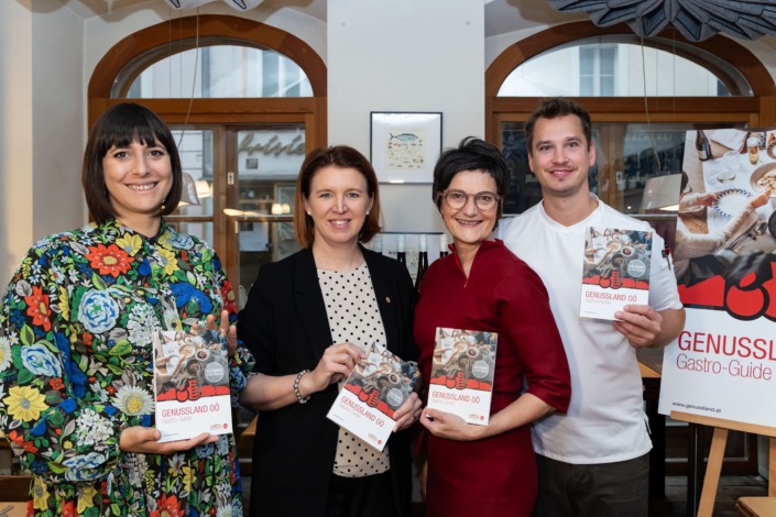 Genussland Stabstellenleiterin Birgit Stockinger, Agrar- und Genuss-Landesrätin Michaela Langer-Weninger, Genussland Marketing Gastro & Kulinarik GF Margit Steinmetz-Tomala und Inhaber der Huberei Thomas Huber